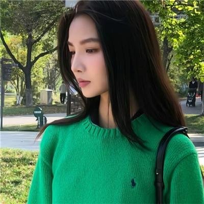 她在这里